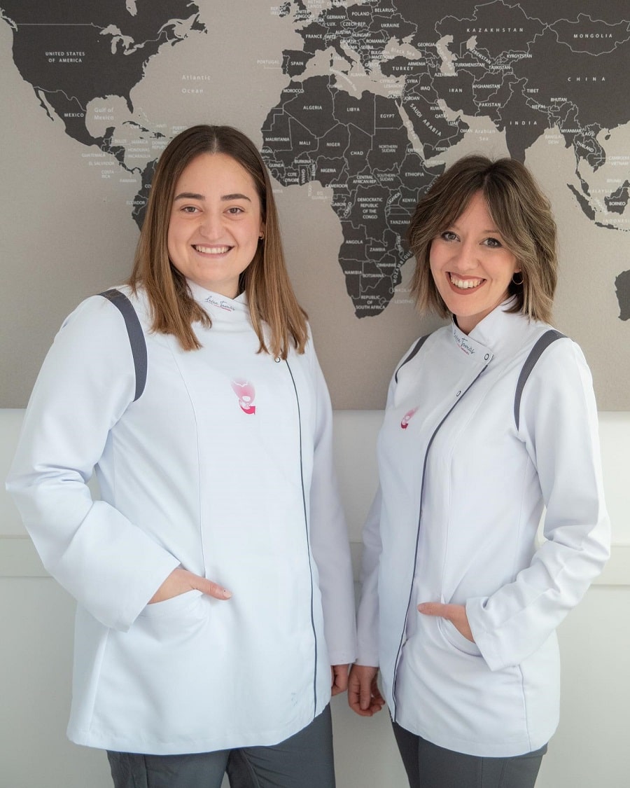 Leire y Sara atienden con una sonrisa a sus pacientes